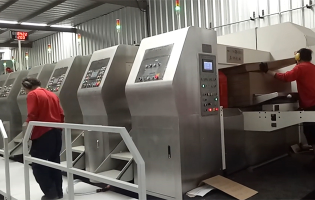 ZYKM IV型（固定式）高速印刷開槽模切粘箱捆扎生產線在智利工作剪影