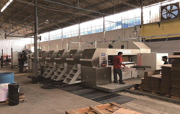 ZYKM IV型（固定式）高速印刷開槽模切粘箱捆扎生產線在秘魯工作剪影